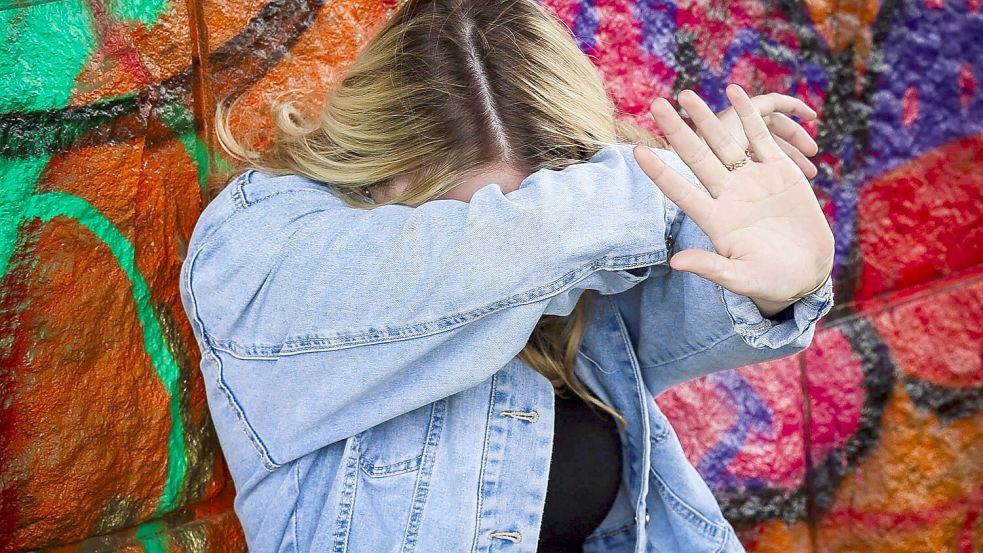 Eine Frau hält schützend die Hände vors Gesicht – Niedersachsen will weitere Verschärfungen im Strafrecht, um Frauen und Mädchen besser zu schützen. Foto: IMAGO/Daniel Scharinger