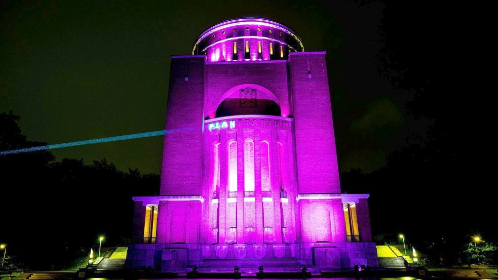 Am Abend des 11. Oktober macht Plan International in ganz Deutschland mit der Illuminierung bekannter Wahrzeichen und Gebäude auf die Rechte von Mädchen aufmerksam. (Archivbild) Foto: Daniel Bockwoldt