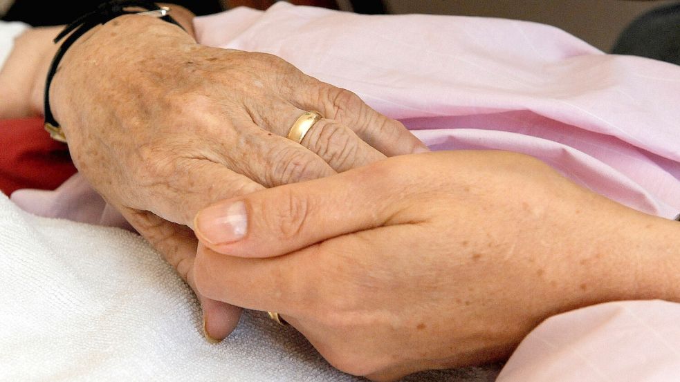 Zeit schenken und noch ein wenig das Leben leben, das leisten unter anderem die Sterbegleiter des ambulanten Hospizdienstes. Foto: DPA