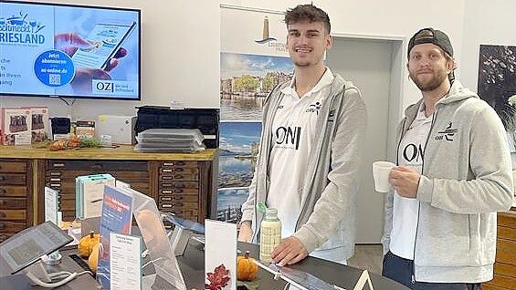 Nach dem packenden Sieg gegen Wilhelmshaven lädt der OHV Aurich Freitag, 10. Oktober, von 9 bis 13 Uhr zur Autogrammstunde in den ON-Media-Store ein. Foto: privat