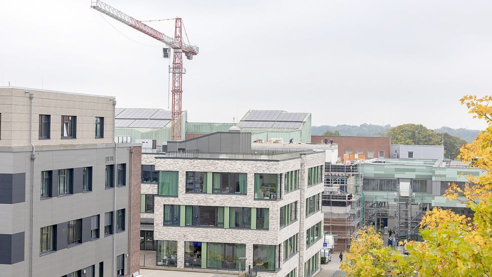 Am Klinikum Osnabrück wird gebaut und investiert. Doch Ärzte befürchten, dass der „zukunftsfähig aufgestellte Standort“ zugunsten der Niels-Stensen-Kliniken „systematisch geschwächt“ werden könnte. Foto: Sebastian Dannenberg