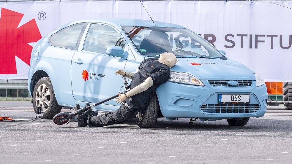 Crashtest mit einem E-Scooter: Ein abbiegendes Auto erfasst den Dummy - der prallt hart auf den Wagen. Foto: Guido Kirchner