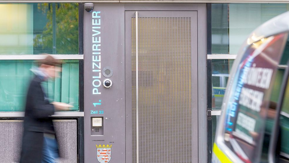 Der Verdacht gefährde das Ansehen der Polizei, sagt der Frankfurter Polizeipräsident. Foto: Andreas Arnold