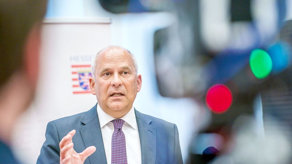 Hessens Innenminister Roman Poseck (CDU) behält die weiteren Ermittlungen gegen 17 Frankfurter Polizisten im Blick. Foto: Andreas Arnold