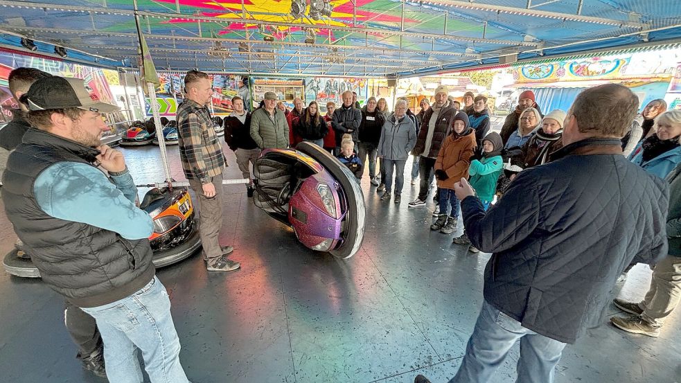 So funktioniert ein Autoscooter: Bei der Backstage-Tour wird der Blick hinter die Kulissen wörtlich genommen. Foto: Udo Hippen