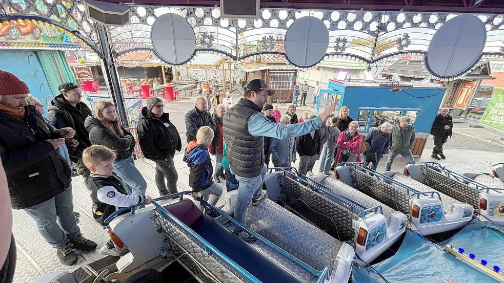 Interessant: Bei der Backstage-Tour auf dem Auricher Herbstmarkt lernen die Teilnehmer ein Fahrgeschäft von einer ganz anderen Seite kennen. Foto: Udo Hippen