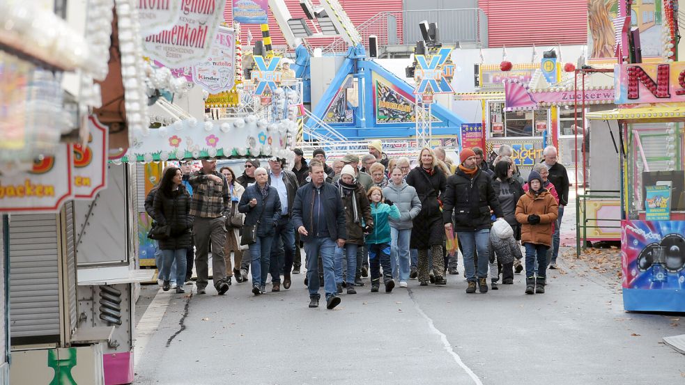 Spaziergang über den Auricher Herbstmarkt: Die Backstage-Tour, geführt von Schausteller Theo von Halle, lässt das traditionelle Volksfest von einer besonderen Seite erleben. Foto: Udo Hippen