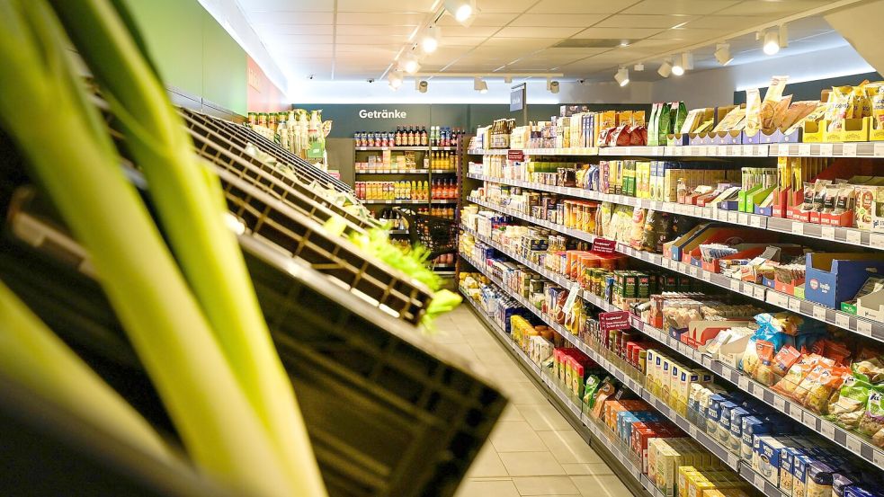 Ein Teil der Verbraucher lässt sich Lebensmittel nach Hause liefern, um nicht in den Supermarkt gehen zu müssen. Foto: Heiko Rebsch/dpa