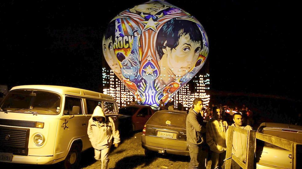 Bunt und liebevoll, aber sehr vergänglich sind die Kunstwerke, die die Baloeiros in São Paulo schaffen, um sie in den Himmel steigen zu lassen. Foto: Sissel Morell Dargis/House of Real/Cargo Film & Releasing