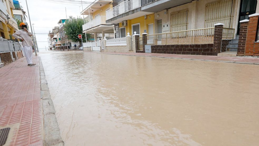 Zahlreiche Straßen sind in Südostspanien bei schweren Regenfällen überschwemmt worden. Foto: Edu Botella/EUROPA PRESS/dpa