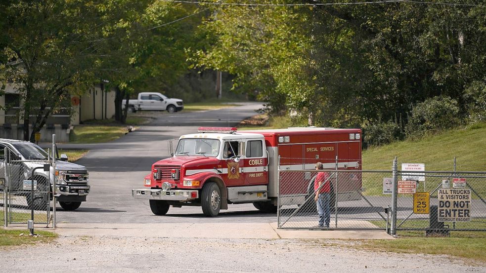 Zahlreiche Rettungskräfte und Ermittler waren an der Unglücksstelle im Einsatz. Foto: John Amis/FR69715 AP/AP/dpa