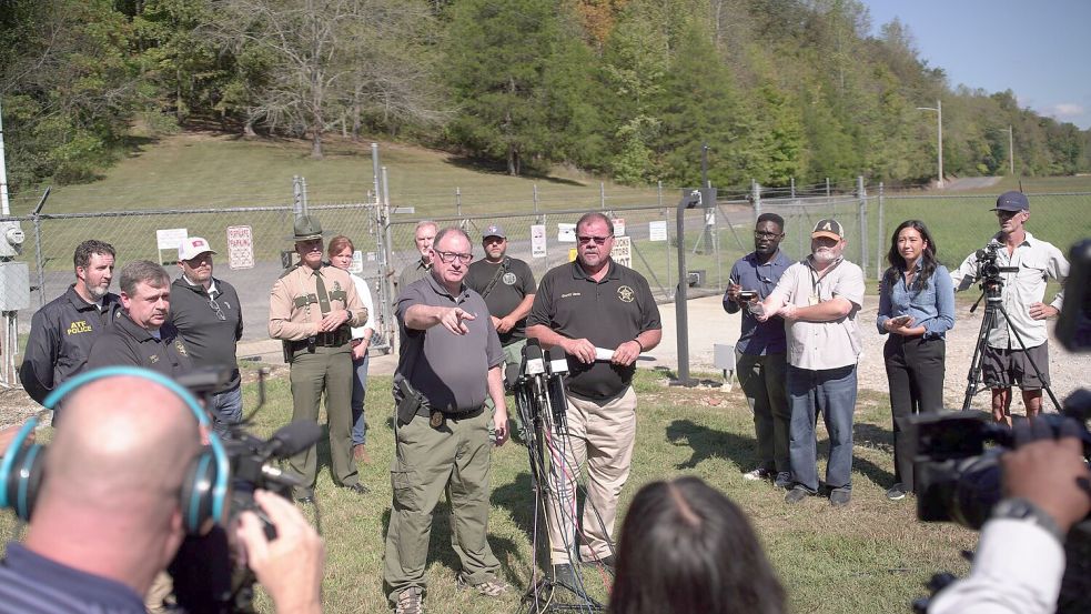 Der Sheriff informiert die Presse laufend über neue Details der Ermittlungen. Foto: Obed Lamy/AP/dpa