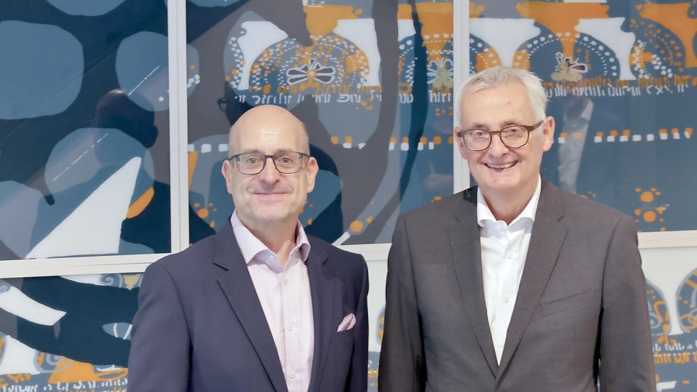 Christian Montag (rechts) hat das damalige Bankhaus Lampe in Osnabrück aufgebaut. Nach 17 Jahren hat er die Leitung der Niederlassung an Matthias Schauch abgegeben. Foto: Jörn Martens