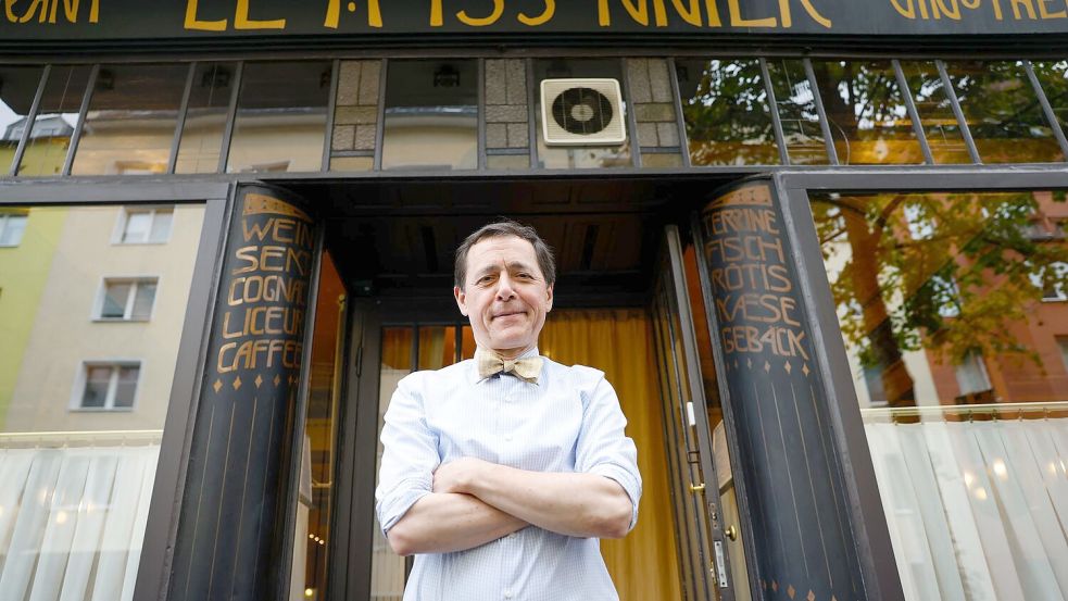 Vincent Moissonnier steht vor seinem Sterne-Bistro „Le Moissonnier“, einem kleinen Stück Paris mitten in Köln. Foto: Thomas Banneyer