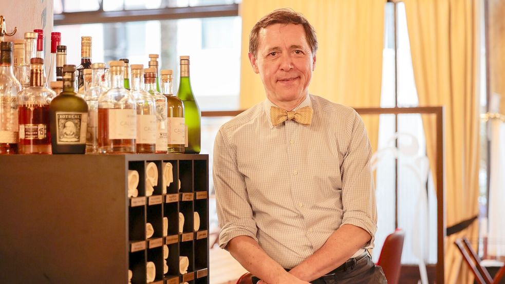 In seinem Restaurant hat Vincent Moissonnier nach französischer Sitte auch einen Schrank, in dem Stammgäste ihre Serviette in einem Fach deponieren können. Foto: Thomas Banneyer