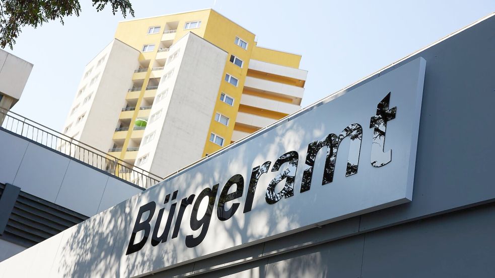 Die Gebühr für die Ausstellung eines Personalausweises soll für Menschen über 24 Jahre von 37 auf 46 Euro steigen. Foto: Jörg Carstensen