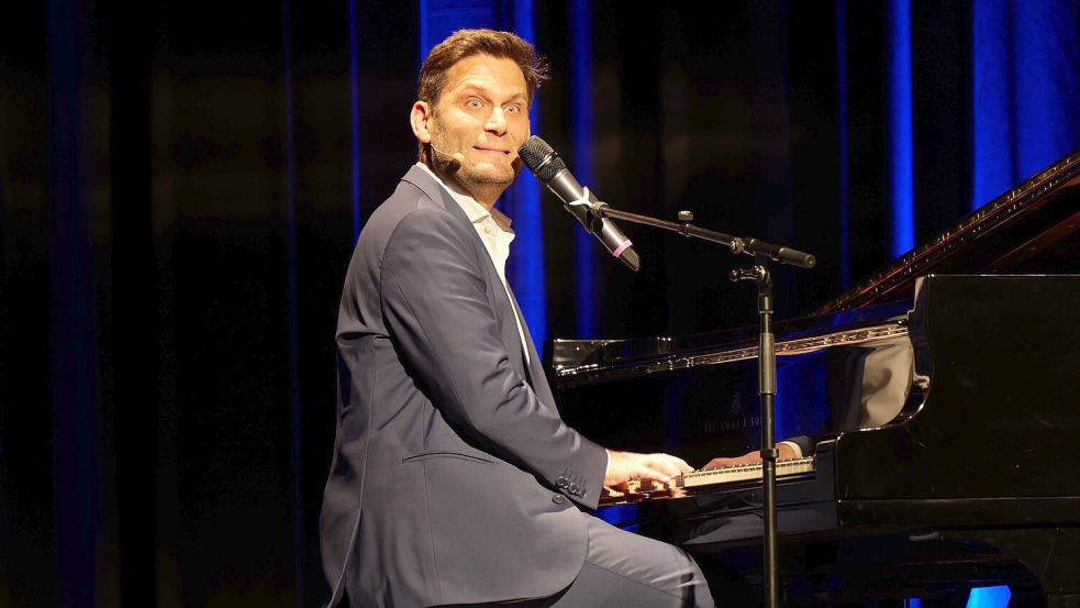 Boomer-Papa mit „schlaubihafter Erklärbär-Attitüde“: Christian Ehring teilt nicht nur gegen andere aus, sondern geht bei seinem Auftritt in Aurich genauso mit sich (selbst)kritisch ins Gericht. Foto: Werner Jürgens
