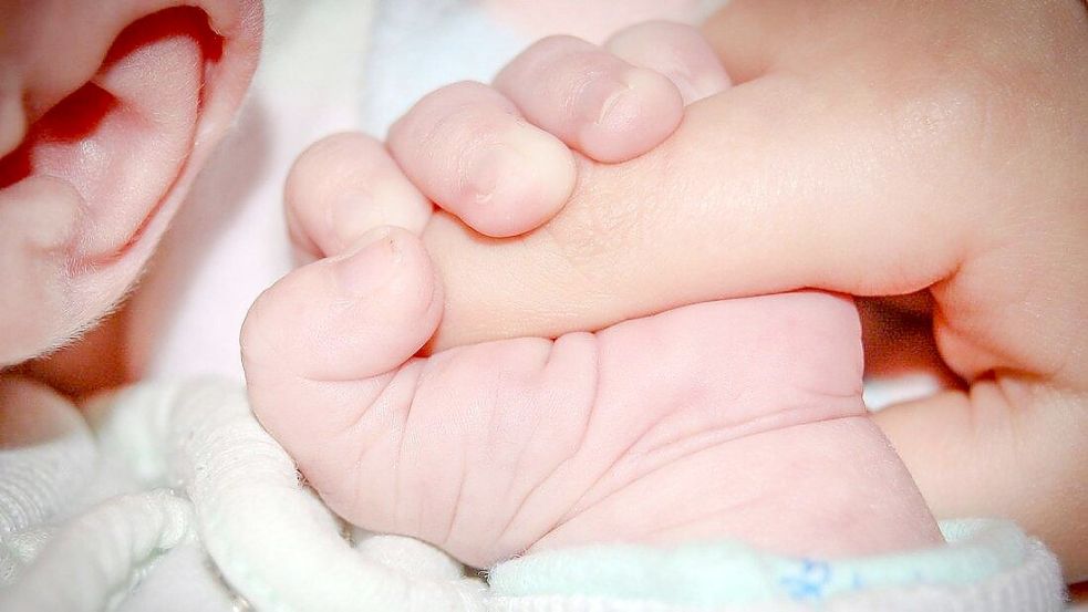 Der kleine Junge war 2018 in einem ostfriesischen Krankenhaus ohne Herzschlag auf die Welt gekommen – nach Ansicht der Eltern und der diensthabenden Hebamme und Assistenzärztin hätte das verhindert werden können. Foto: jarmoluk/pixabay