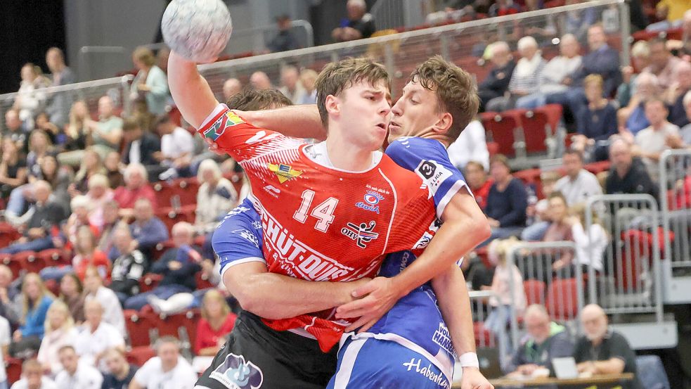 Fest im Würgegriff des Gegners: OHV-Spieler Vincent Kreiselmaier arbeitete sich durch die Abwehr der Habenhausener. Fotos: Helmut Vortanz
