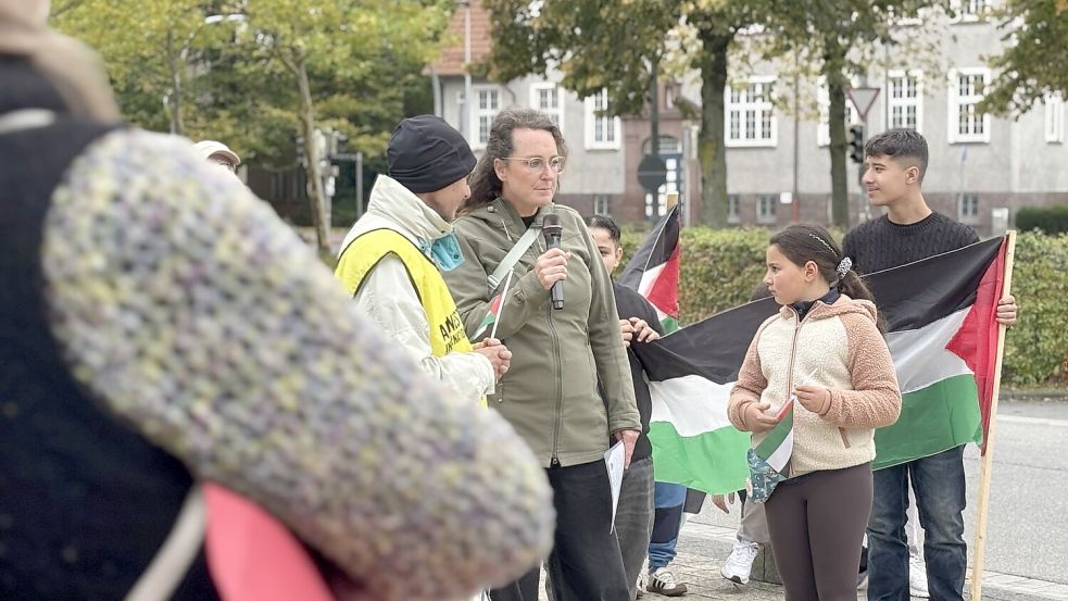 Wibke Keßler (Mitte) erklärte vor den Teilnehmern, warum sie und das Bündnis nach wie vor für Palästina auf die Straße gehen. Foto: Christin Wetzel