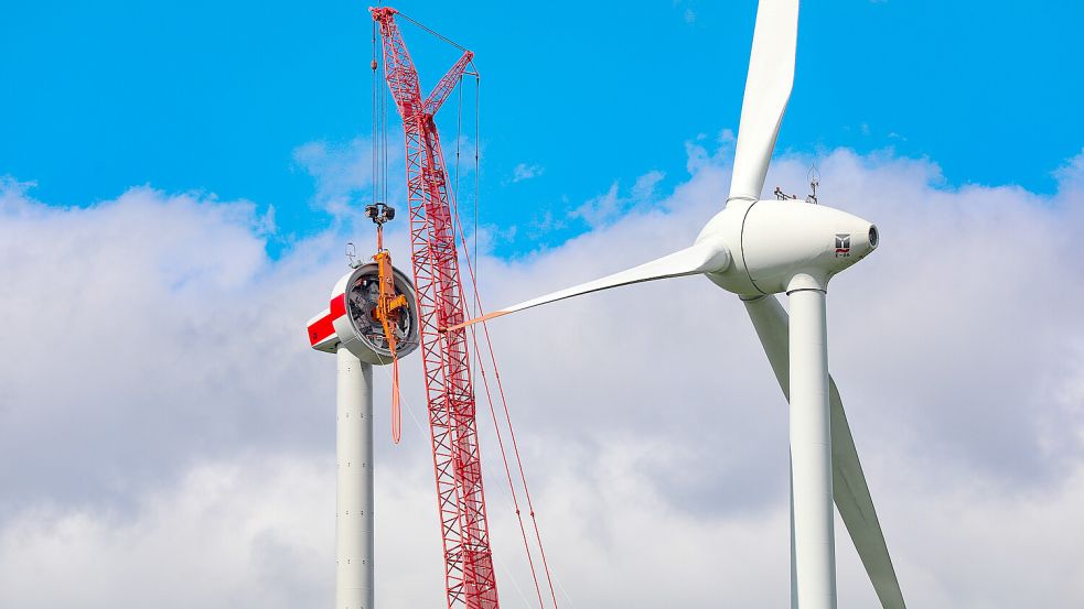 Bei der Windenergie liegt Ihlow weit vorne. Hier ein Foto der Repowering-Maßnahme im Windpark Riepe in 2024, in deren Zuge deutlich leistungsstärkere Anlagen aufgebaut wurden. Foto: Romuald Banik