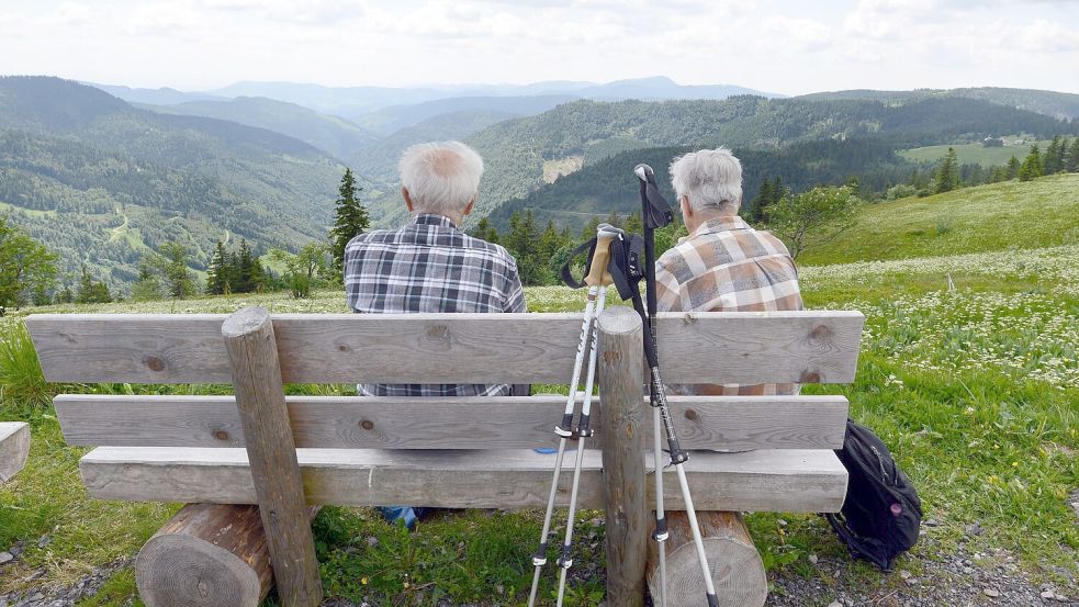 Auch im hohen Alter noch fit genug für die Wandertour in den Bergen sein: Dafür können wir schon in jungen Jahren etwas tun. (Symbolbild) Foto: Patrick Seeger