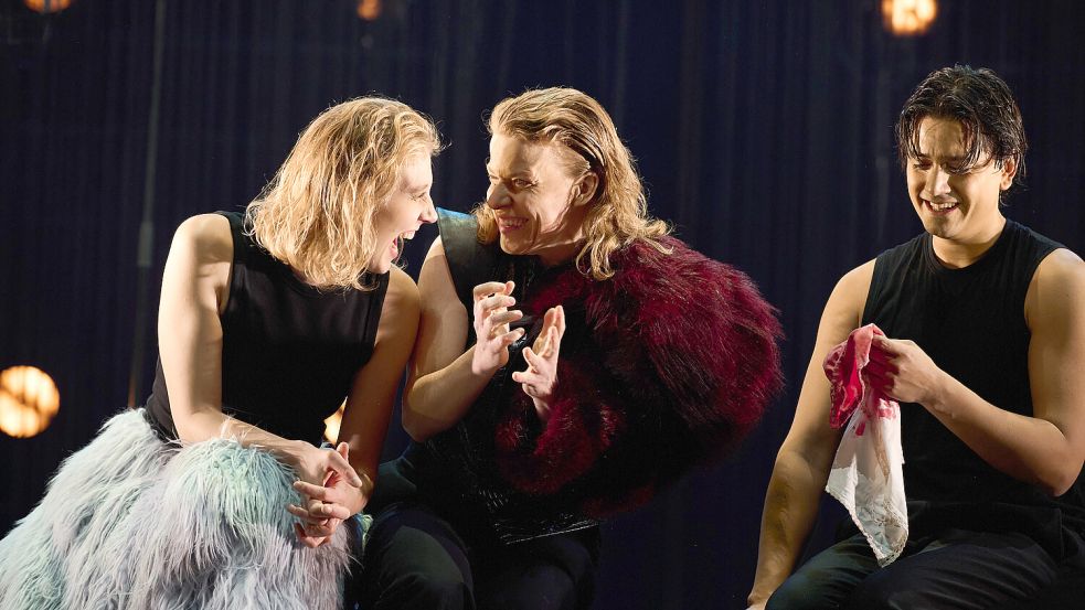 Der Wald mischt Identitäten neu auf: Solveig Eger (von links), Annika Martens und Amaru Albancando stehen in Shakespeares „Wie es euch gefällt“ am Theater Osnabrück. Foto: Joseph Ruben Heicks
