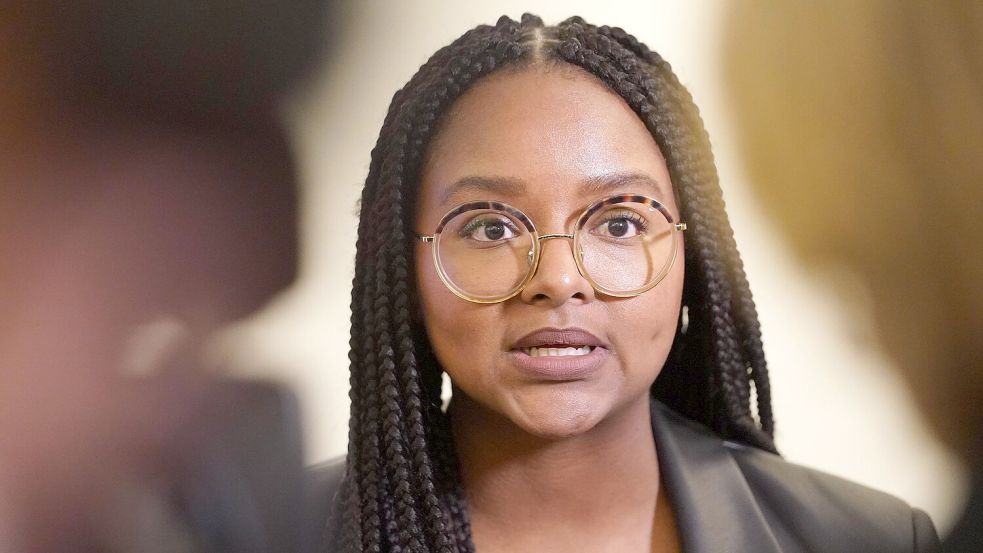 Aminata Touré (Die Grünen) ist seit 2022 Sozialministerin in Schleswig-Holstein in der Regierung von Ministerpräsident Daniel Günther (CDU). Foto: dpa/Marcus Brandt