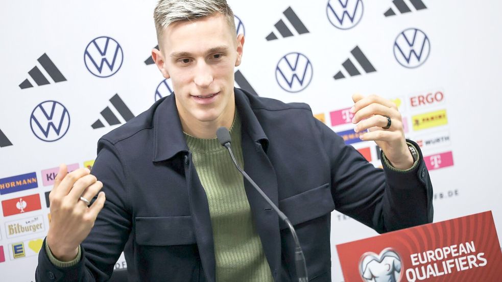 Nico Schlotterbeck spricht im Windsor Park von Belfast. Foto: Christian Charisius