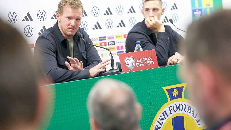 Bundestrainer Julian Nagelsmann (l) und Verteidiger Nico Schlotterbeck bei der Pressekonferenz vor dem Nordirland-Spiel. Foto: Christian Charisius