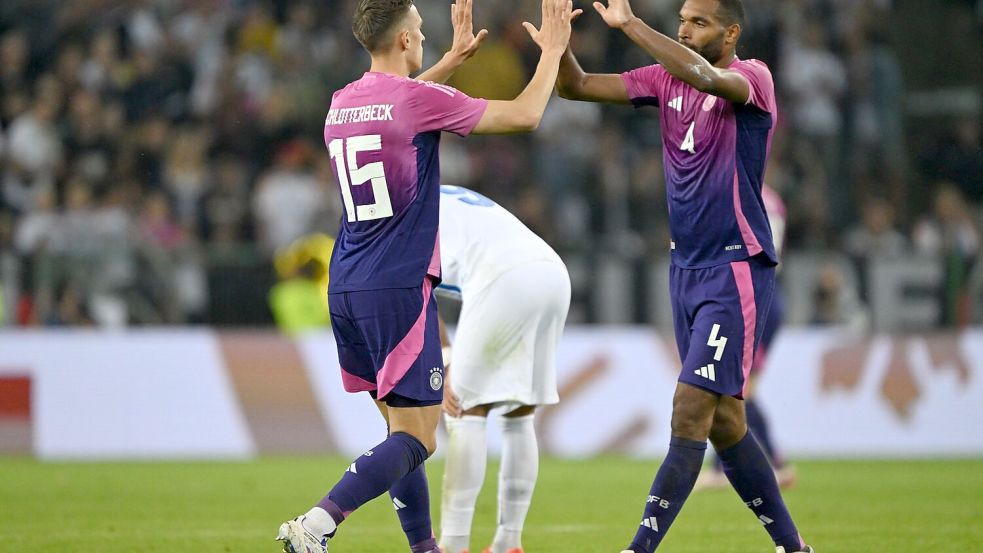 Zwei, die sich verstehen auf dem Platz: Nico Schlotterbeck (l) und Jonathan Tah. Foto: Federico Gambarini