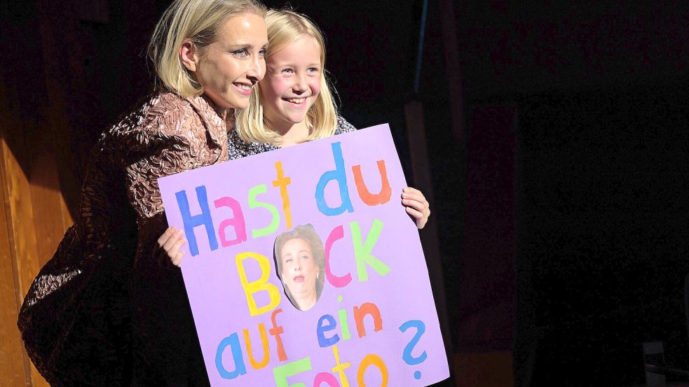 „Bock auf ein Foto, Alina?“ Auch für die neunjährige Elina aus Berumbur ging ein Wunsch in Erfüllung. Foto: Werner Jügens