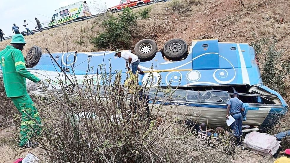 Der Fahrer soll die Kontrolle über den Reisebus verloren haben. Foto: Uncredited/South African Departm