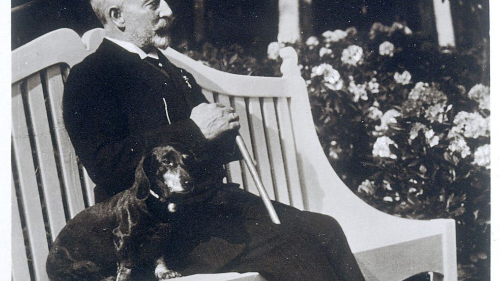 Kaiser Wilhelm II. (1859-1941) war ein großer Hunde-Freund: Hier posiert er mit einem Dachshund, der allerdings nicht sein Lieblingsdackel Erdmann ist. Foto: Imago/Gemini