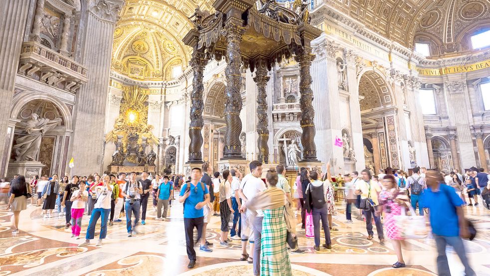 Im Hintergrund der mächtige Bernini-Baldachin, der den 400 Jahre alten Papstaltar im Vatikan überspannt. Foto: IMAGO/imagebroker