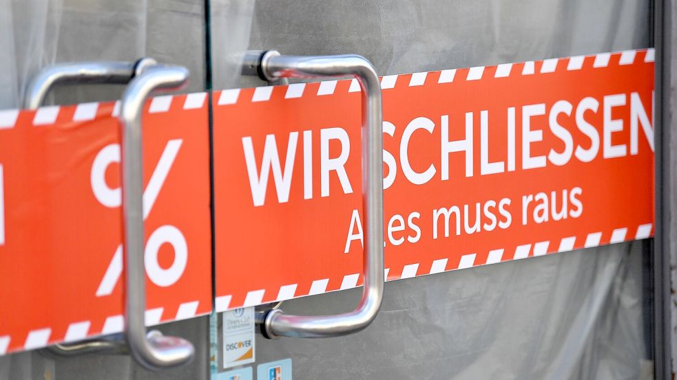 ARCHIV - 02.03.2021, Thüringen, Erfurt: «Wir schliessen. Alles muss raus» steht auf dem Banner in der Tür eines Geschäfts. (zu dpa: «Viele Firmenpleiten auch im September») Foto: Martin Schutt/dpa-Zentralbild/dpa +++ dpa-Bildfunk +++ Foto: Martin Schutt