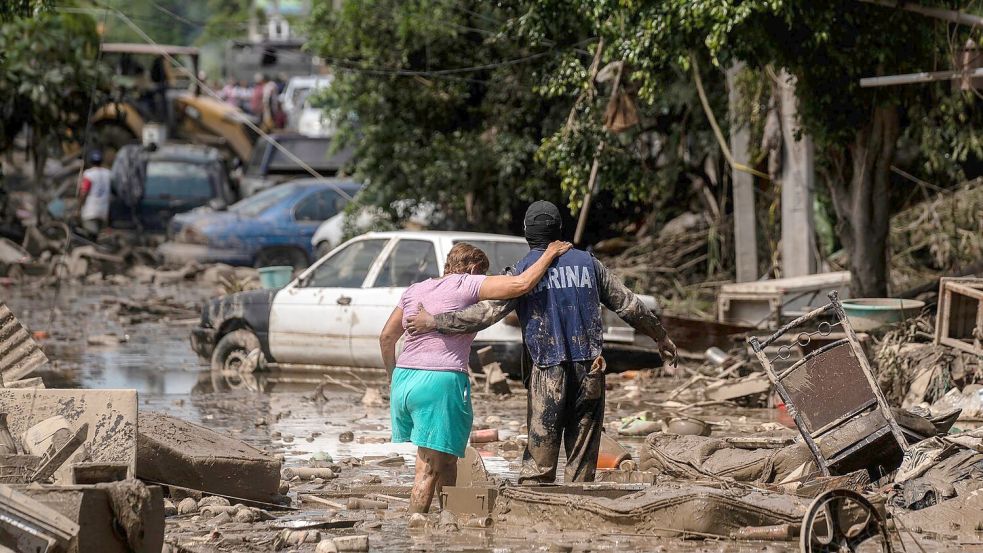 Wegen Überschwemmungen und Erdrutschen sind viele Ortschaften von der Außenwelt abgeschnitten. Foto: Felix Marquez/AP/dpa