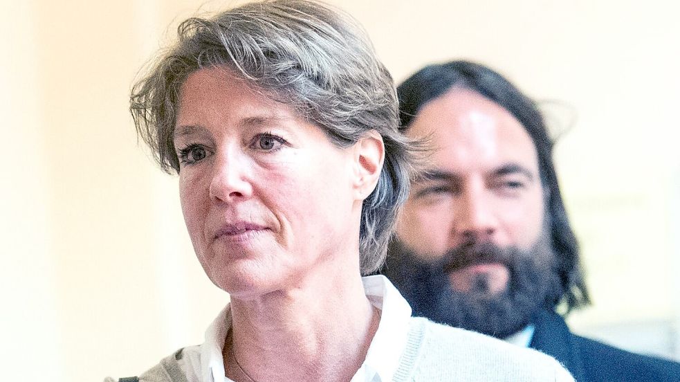 Christina Block (l.), deutsche Gastronomin und Unternehmerin, muss sich wegen mutmaßlicher Kindesentführung vor dem Landgericht Hamburg verantworten. Foto: dpa/Daniel Bockwoldt