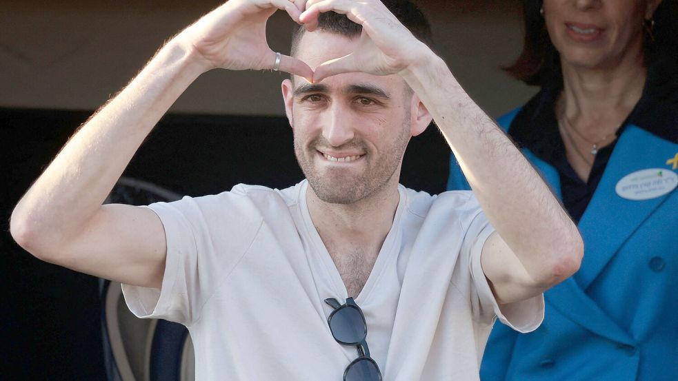 Avinatan Or bedankt sich bei seiner Ankunft im israelischen Krankenhaus für die Unterstützung. Foto: AFP/MENAHEM KAHANA