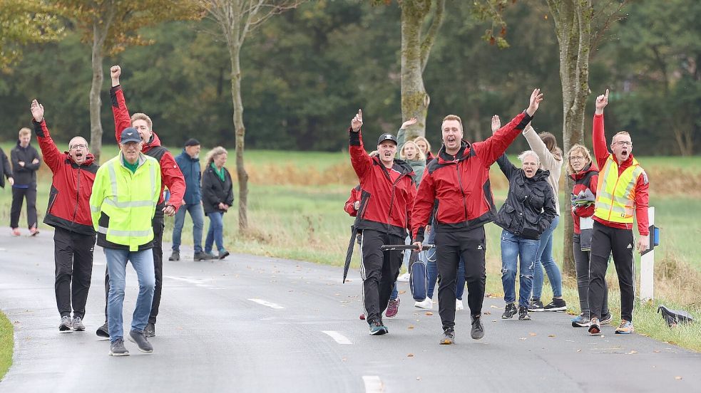 Und schon wieder jubeln die Leegmoorer Boßler und ihr Anhang über einen Schoet gegen Pfalzdorf.