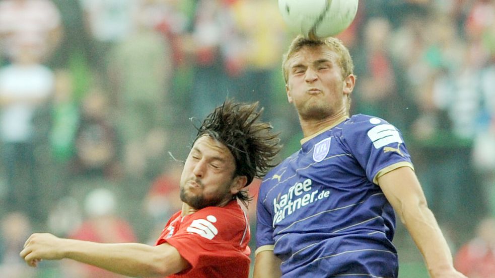 Beim Profidebüt in Erfurt traf Timo Beermann auf seinen späteren Mitspieler Gaetano Manno. Foto: Helmut Kemme