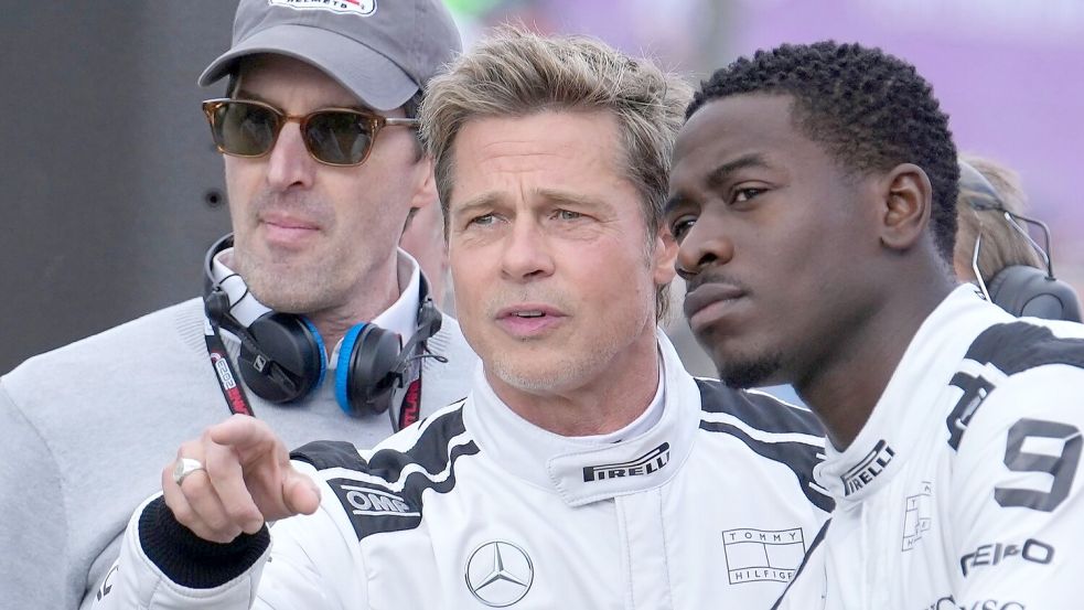 Bild von den Dreharbeiten im Sommer 2023 in Silverstone: Brad Pitt (Mitte) spricht mit Schauspielkollege Damson Idris (rechts). (Archivbild) Foto: Luca Bruno/AP/dpa