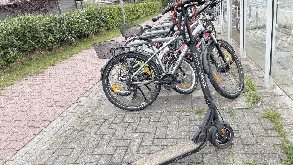Ein E-Roller steht an einer Haltestelle in Ihlow. Für das sichere Abstellen gelten die gleichen Regeln wie für Fahrräder, so die Auricher Polizei. Foto: Christin Wetzel