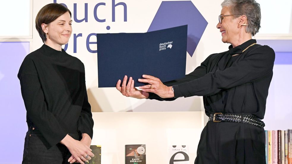 Elmiger erhält den Preis an ihrem 40. Geburtstag Foto: Arne Dedert