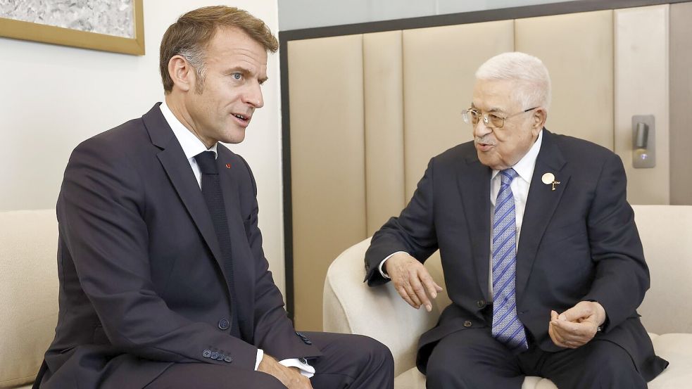 Frankreichs Präsident Emmanuel Macron freute sich über die Teilnahme des Palästinenserpräsidenten Mahmud Abbas am internationalen Gaza-Friedensgipfel. Foto: Yoan Valat/Pool EPA/AP/dpa