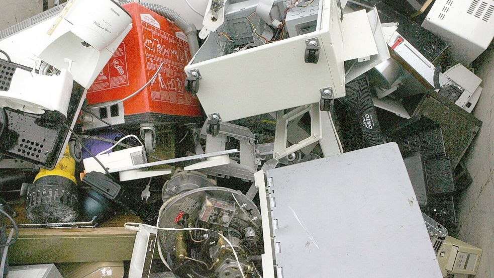 Alte Computer und sonstiger Elektroschrott liegen in einem Container zur Abfallentsorgung. (Illustration) Foto: Frank Mächler/dpa
