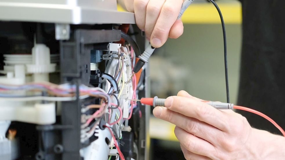 Elektrogeräte lassen sich oft reparieren. (Archivbild) Foto: Sebastian Willnow/dpa