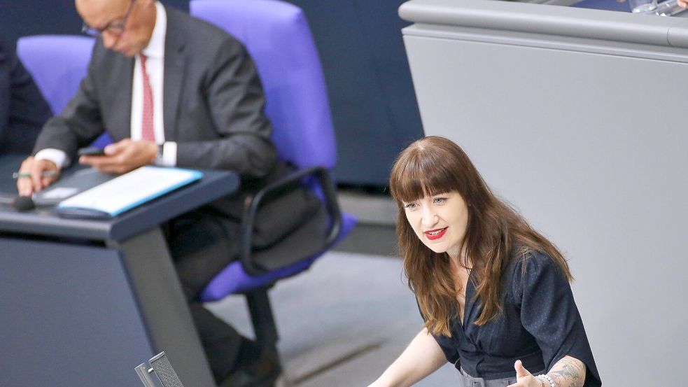 Politisch weit voneinander entfernt: die Fraktionsvorsitzende der Linken, Heidi Reichinnek, und Kanzler Friedrich Merz im Bundestag. Foto: IMAGO/dts Nachrichtenagentur
