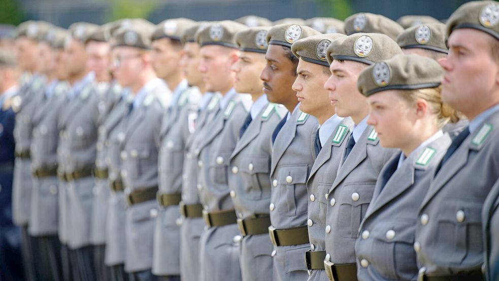 Sollen junge Männer wieder verpflichtet werden, Wehrdienst zu leisten, wenn sich nicht genug Freiwillige finden? Eine Mehrheit der Deutschen ist dafür. Foto: dpa/ Henning Kaiser