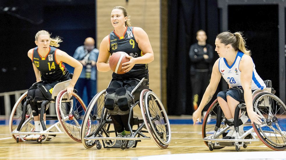 Lena Knippelmeyer (hier am Ball) im ersten EM-Spiel der deutschen Nationalmannschaft gegen Frankreich. Foto: Steffi Wunderl